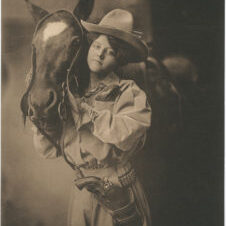 Cowgirls in the early 20th century (5)